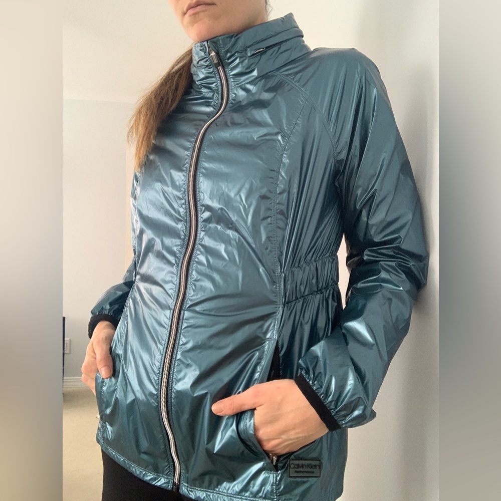 Calvin Klein Performance in size small in a fun metallic Teal.